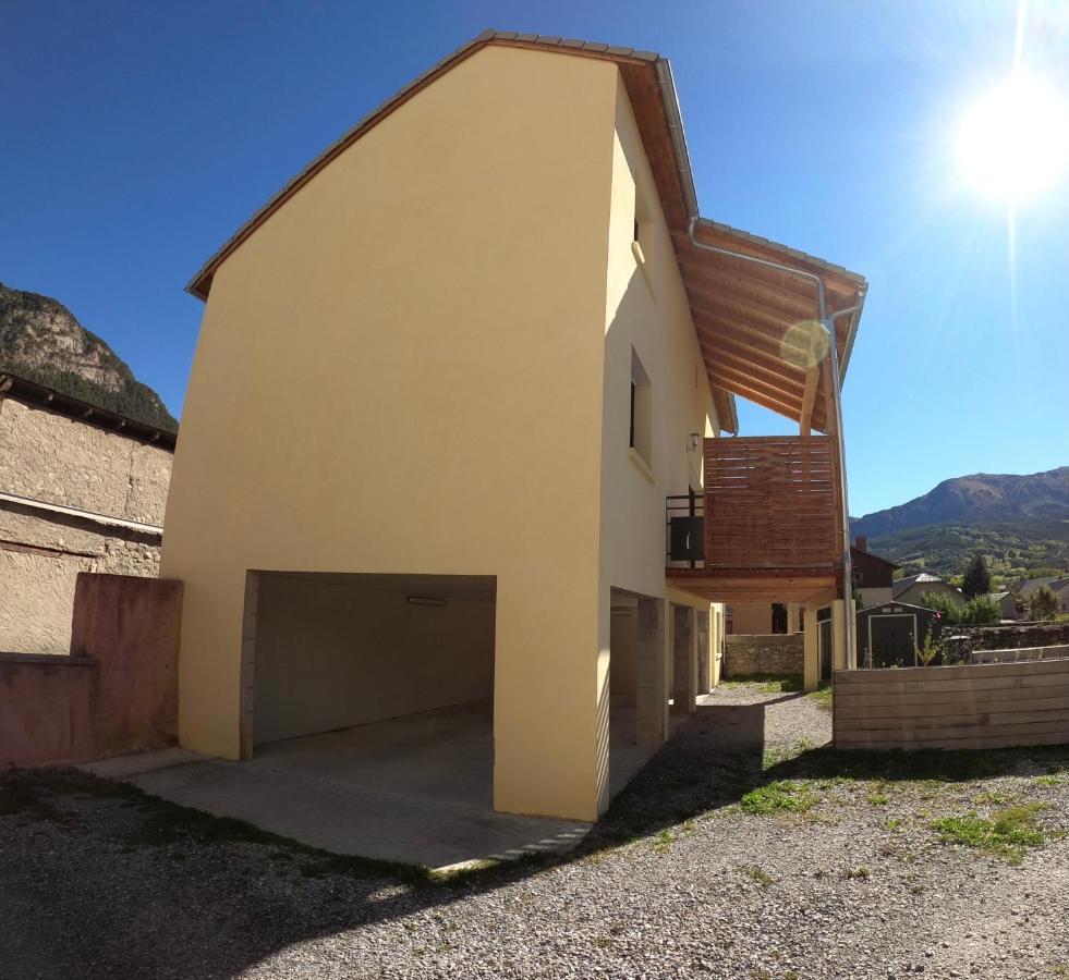 Maison neuve proche de Barcelonnette Jausiers Extérieur photo